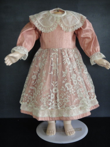 ROBE de poupée en soie grise pour poupée ancienne JUMEAU de 62-64 cm ROBE de poupée en soie grise pour poupée ancienne JUMEAU de 62-64 cm